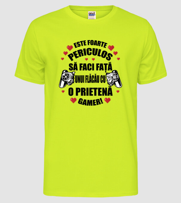 este foarte periculos să faci față unui flăcău cu o prietenă gamer! model galben neon pe tricou