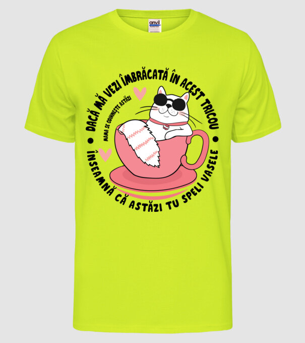Dacă mă vezi îmbrăcată în acest tricou, înseamnă că astăzi tu speli vasele. Mama se odihnește astăzi. model galben neon pe tricou