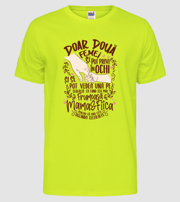 doar două femei se pot privi în ochi și se pot vedea una pe cealaltă ca fiind cea mai frumoasă - mama&fiica - pentru că una este model galben neon pe tricou