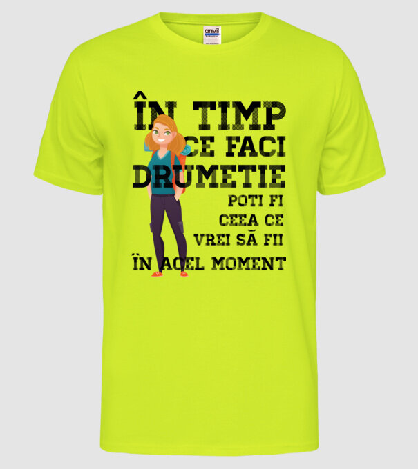 în timp ce faci drumeție poți fi ceea ce vrei să fii - în acel moment model galben neon pe tricou