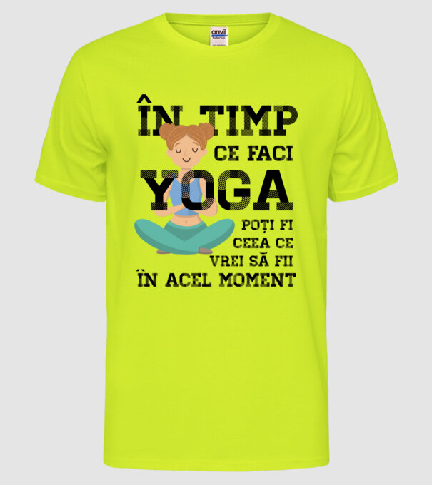 în timp ce faci yoga poți fi ceea ce vrei să fii - în acel moment model galben neon pe tricou
