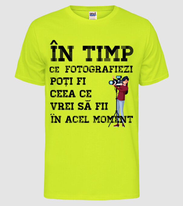 în timp ce fotografiezi poți fi ceea ce vrei să fii - în acel moment model galben neon pe tricou