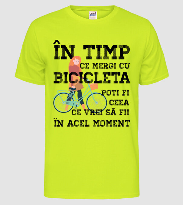 în timp ce mergi cu bicicleta poți fi ceea ce vrei să fii - în acel moment model galben neon pe tricou