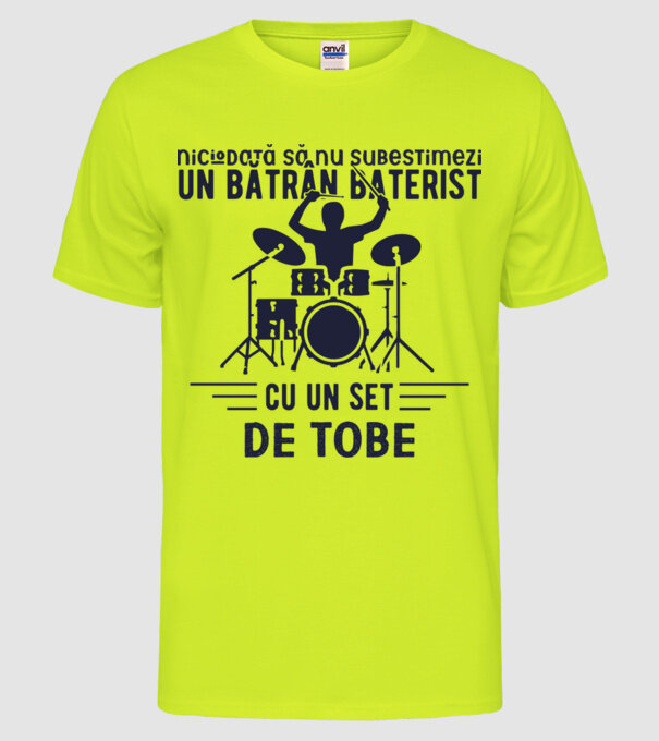 niciodată să nu subestimezi un bătrân baterist cu un set de tobe model galben neon pe tricou