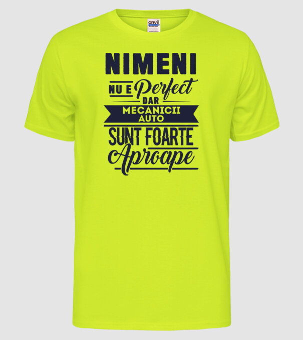 Nimeni nu e perfect, dar mecanicii auto sunt foarte aproape model galben neon pe tricou