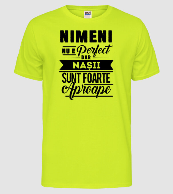 Nimeni nu e perfect, dar nașii sunt foarte aproape model galben neon pe tricou