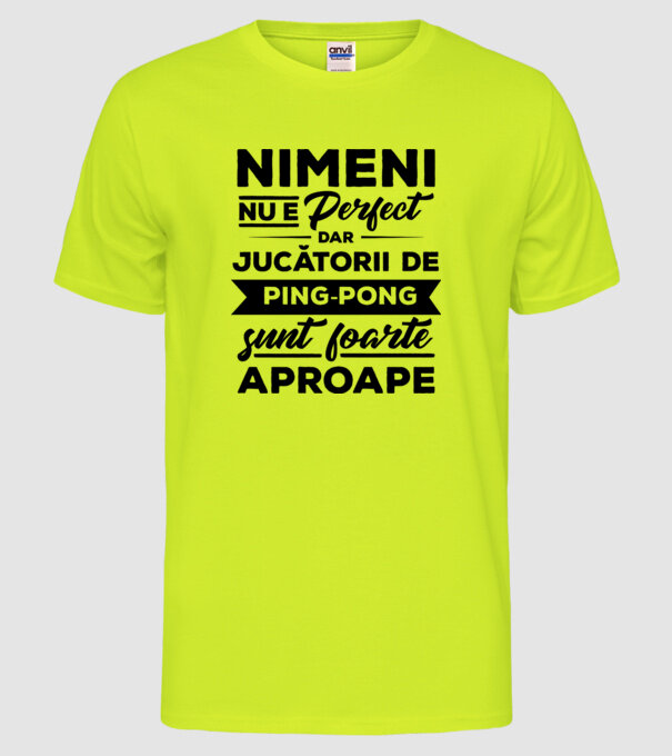nimeni nu e perfect, dar jucătorii de ping-pong sunt foarte aproape model galben neon pe tricou