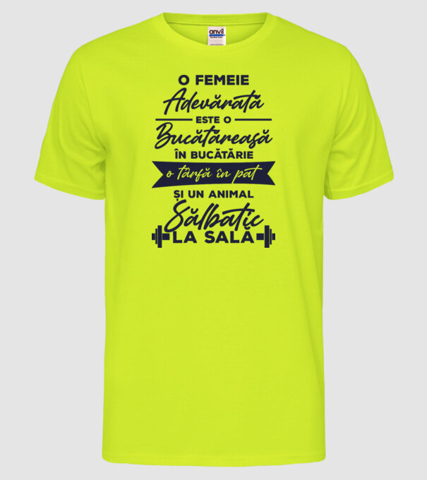 o femeie adevărată este o bucătăreasă în bucătărie, o târfă în pat și un animal sălbatic la sală model galben neon pe tricou