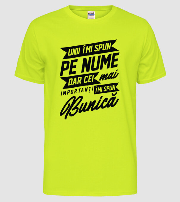 Unii îmi spun pe nume, dar cei mai importanți îmi spun bunică model galben neon pe tricou