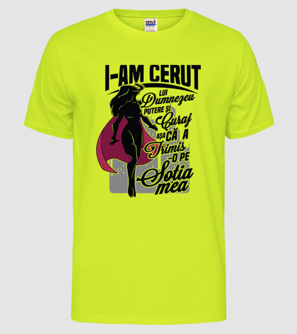 I-am cerut lui Dumnezeu putere și curaj - așa că a trimis-o pe soția mea model galben neon pe tricou