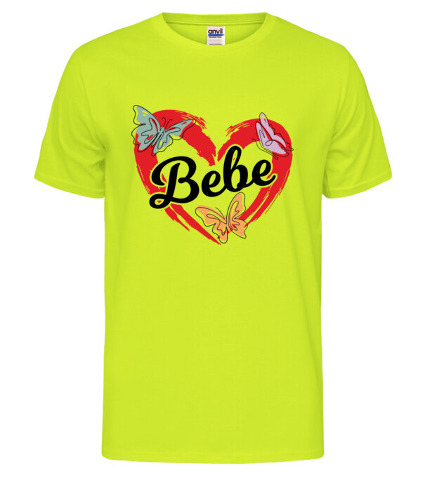  model  pe tricou