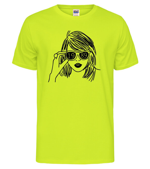  model  pe tricou