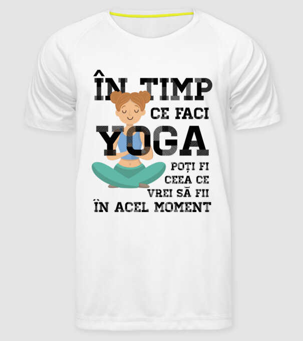 în timp ce faci yoga poți fi ceea ce vrei să fii - în acel moment model alb pe tricou