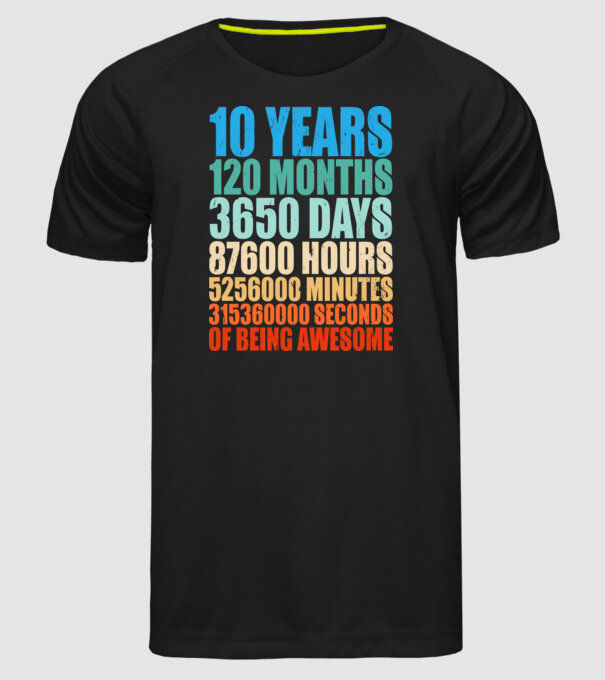 10 years of being awesome model negru pe tricou