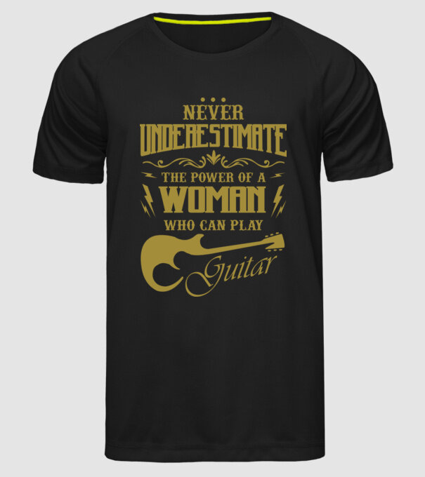 Femeia chitaristă model negru pe tricou