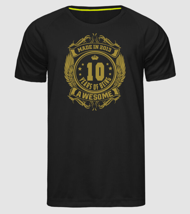 10 years of being awesome winged model negru pe tricou