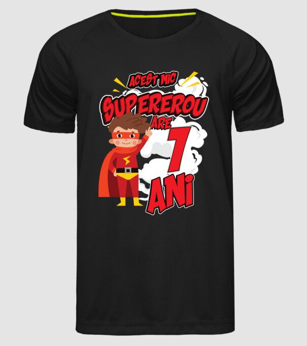 Acest mic supererou are 1 an model negru pe tricou