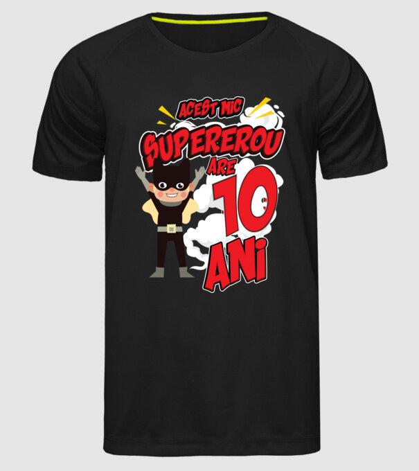 Acest mic supererou are 10 ani model negru pe tricou