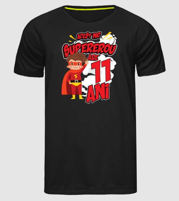 Acest mic supererou are 11 ani model negru pe tricou