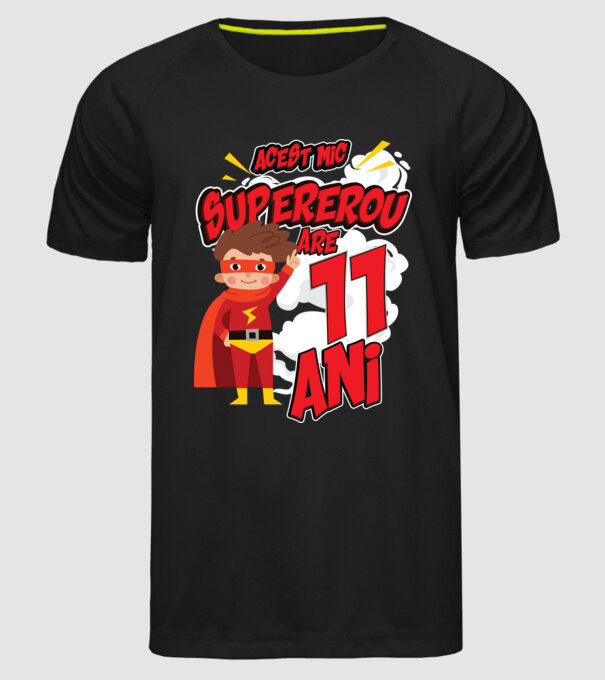 Acest mic supererou are 11 ani model negru pe tricou