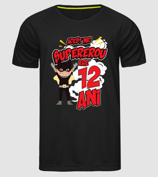Acest mic supererou are 12 ani model negru pe tricou