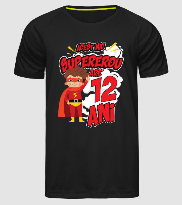 Acest mic supererou are 12 ani model negru pe tricou