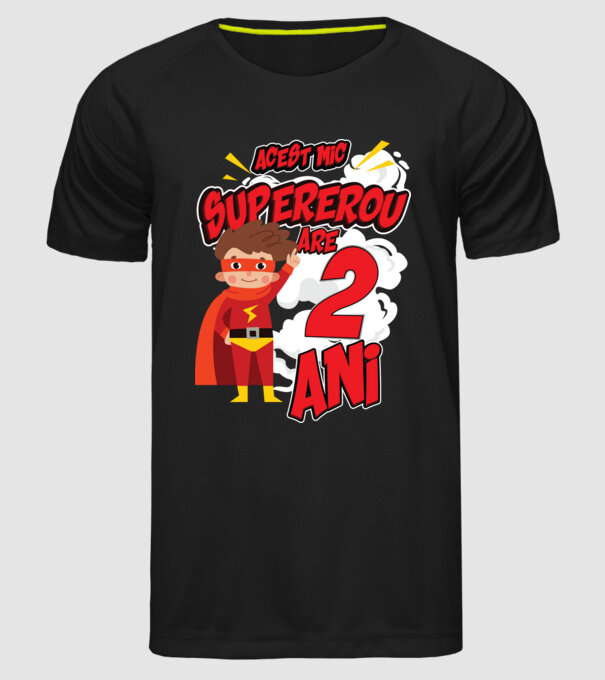 Acest mic supererou are 2 ani model negru pe tricou