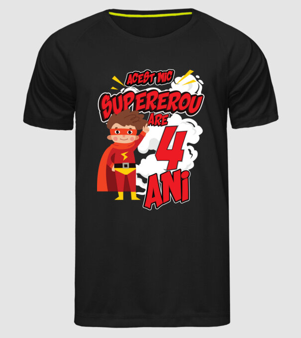 Acest mic supererou are 4 ani model negru pe tricou