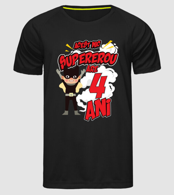 Acest mic supererou are 4 ani model negru pe tricou