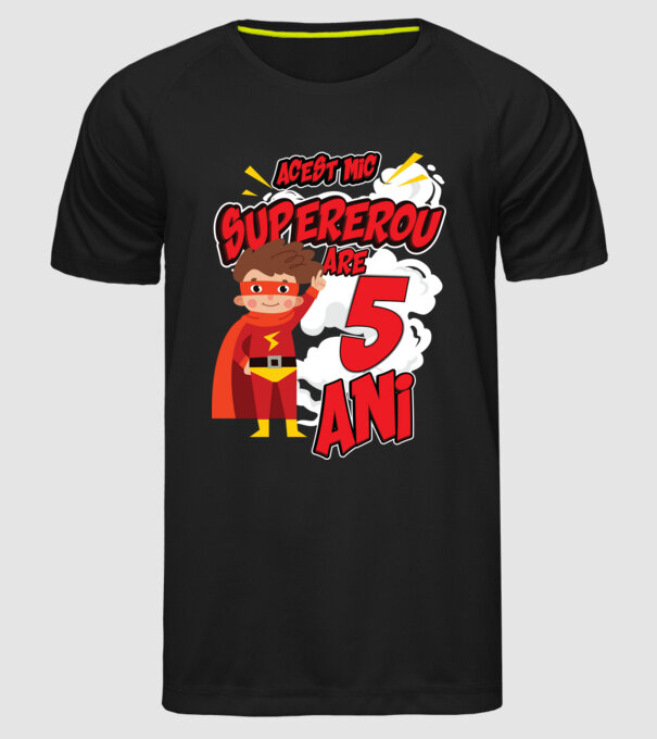 Acest mic supererou are 5 ani model negru pe tricou