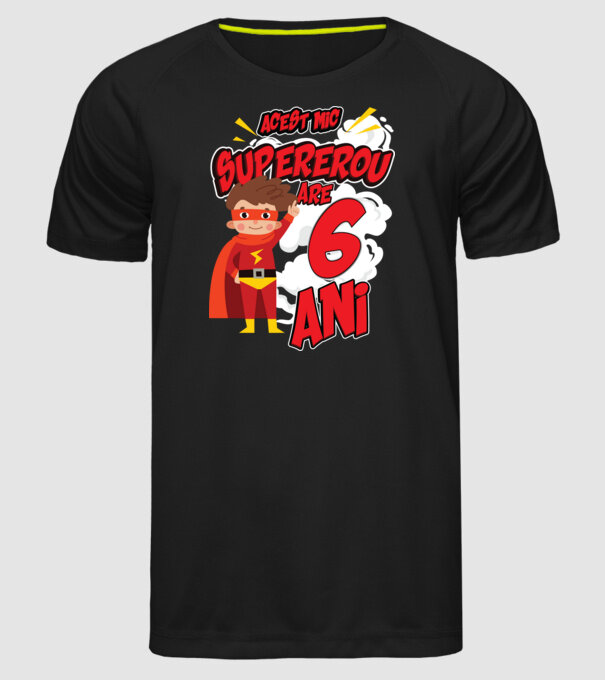 Acest mic supererou are 6 ani model negru pe tricou