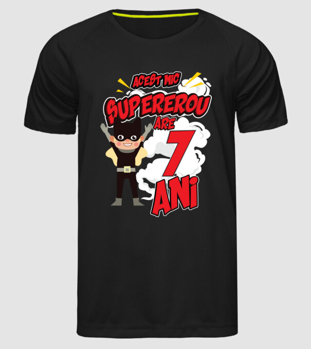 Acest mic supererou are 7 ani model negru pe tricou