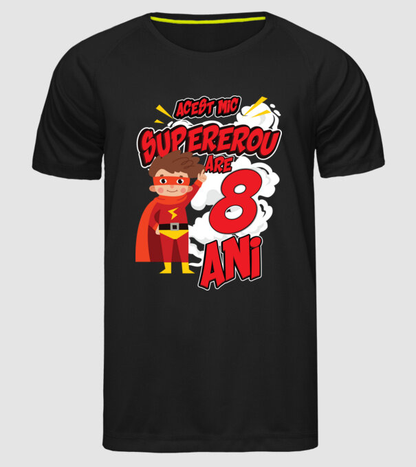 Acest mic supererou are 8 ani model negru pe tricou