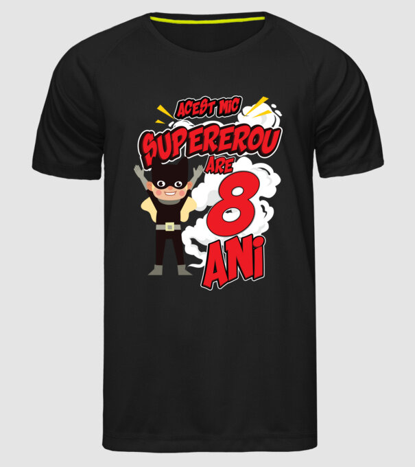 Acest mic supererou are 8 ani model negru pe tricou