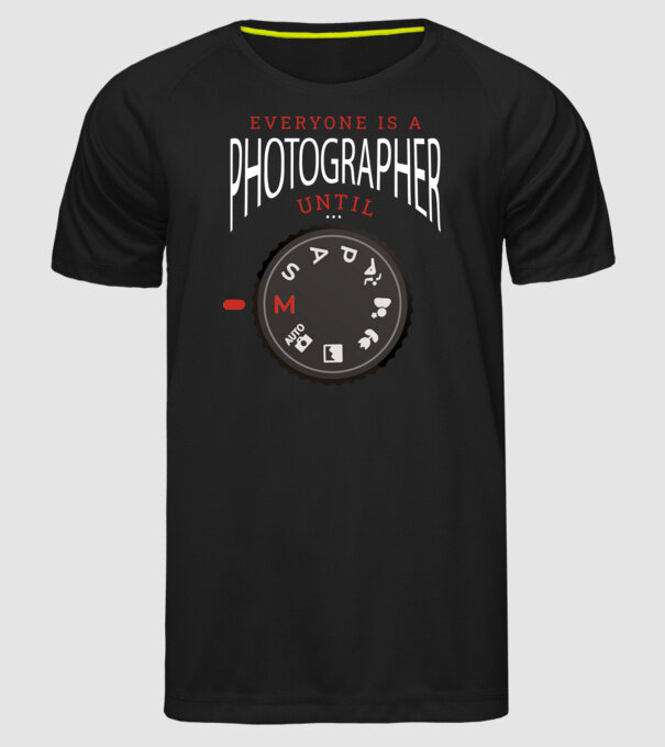 Everyone is a photographer until model negru pe tricou