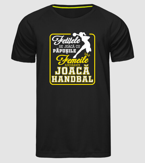fetițele se joacă cu păpușile, dar femeile adevărate joacă handbal model negru pe tricou