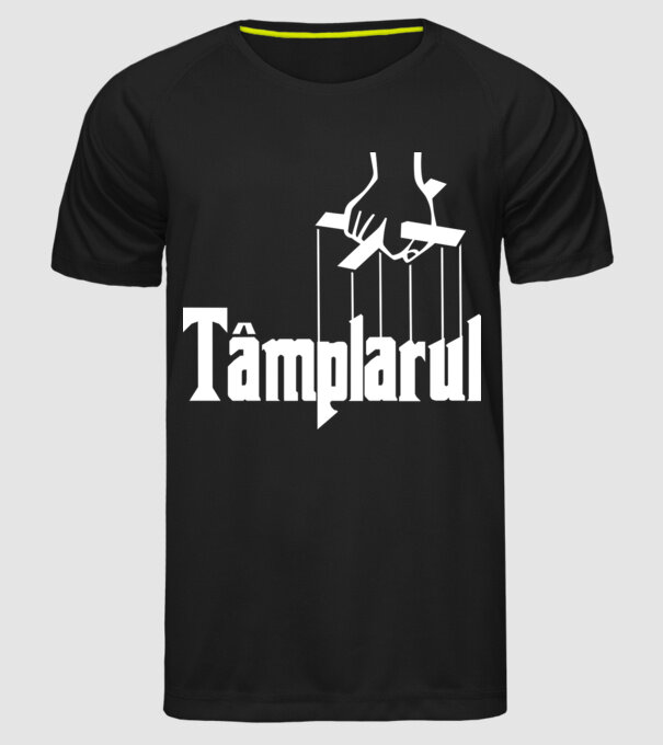 Tâmplarul model negru pe tricou