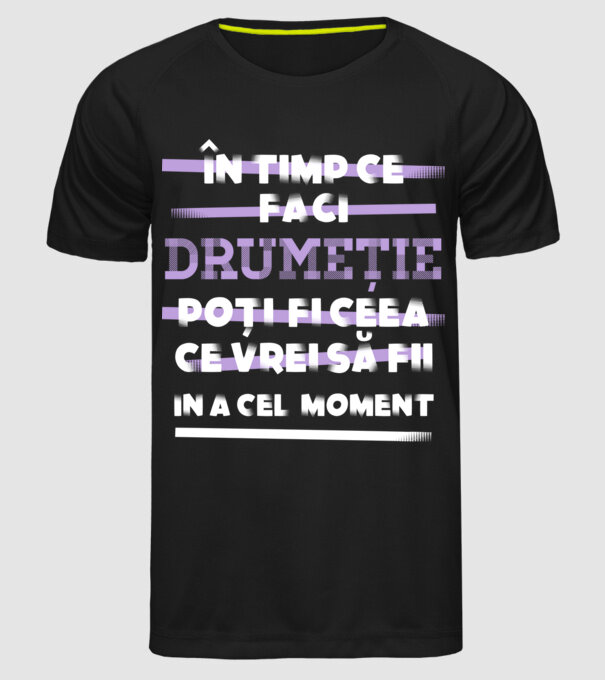 în timp ce faci drumeție poți fi ceea ce vrei să fii - în acel moment model negru pe tricou