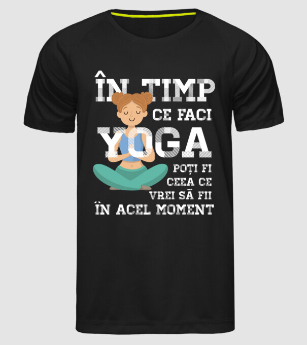 în timp ce faci yoga poți fi ceea ce vrei să fii - în acel moment model negru pe tricou