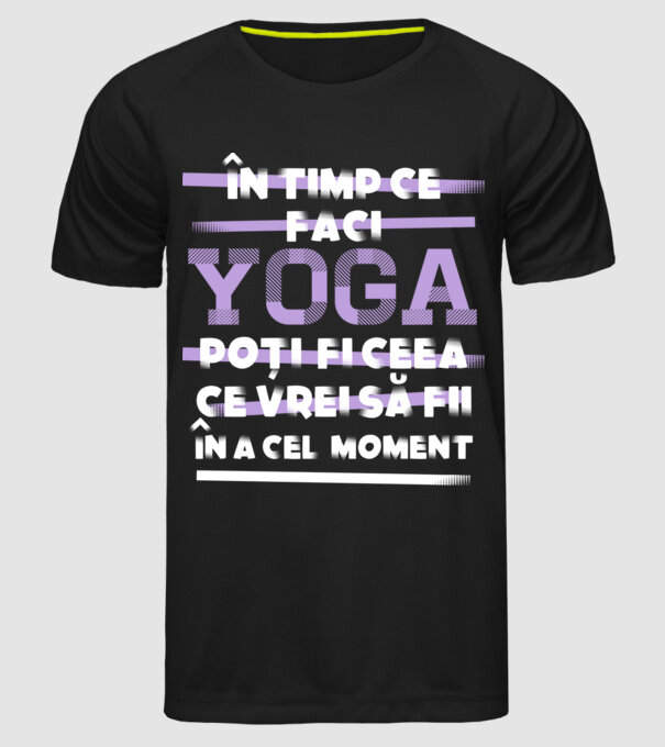 în timp ce faci yoga poți fi ceea ce vrei să fii - în acel moment model negru pe tricou
