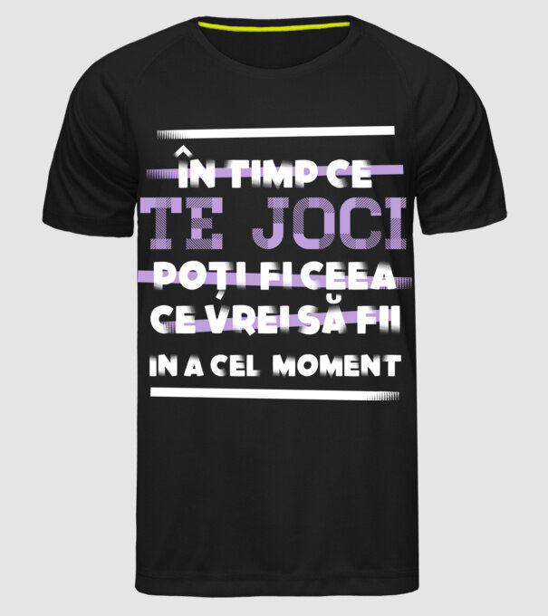 în timp ce te joci poți fi ceea ce vrei să fii - în acel moment model negru pe tricou