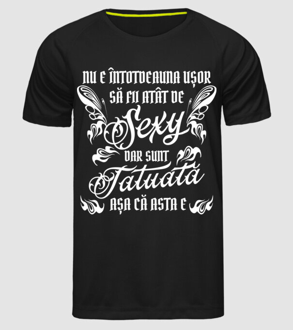Nu e întotdeauna ușor să fii atât de sexy, dar sunt tatuată, așa că asta e model negru pe tricou