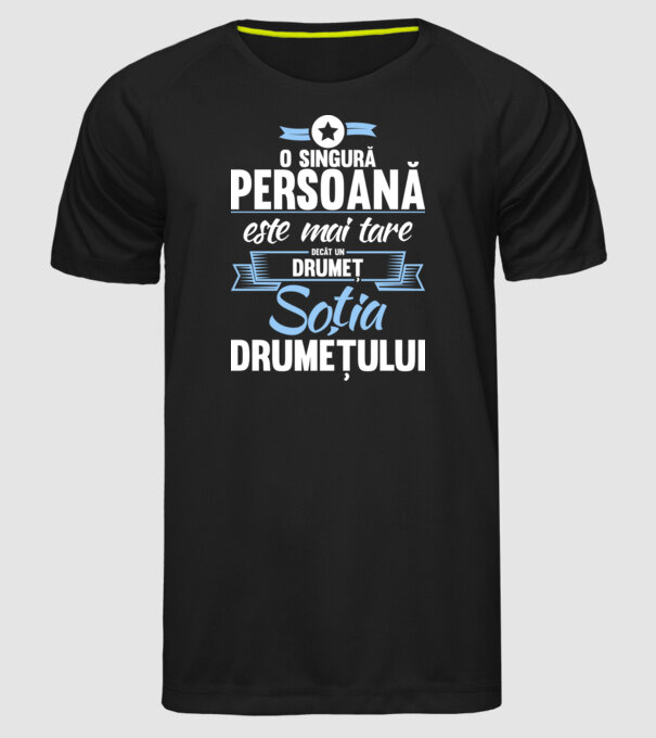 numai o persoană este mai tare decât un amator de drumeții, soția amatorului de drumeții model negru pe tricou