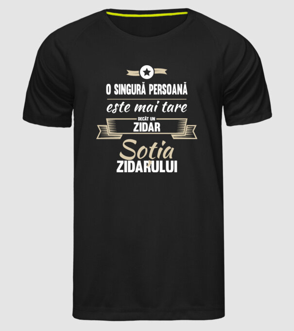O singură persoană este mai tare decât un zidar, soția zidarului model negru pe tricou