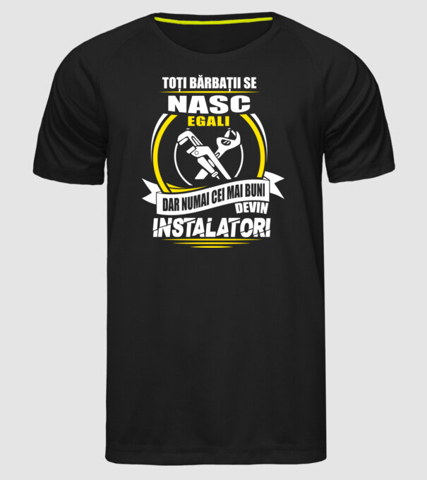 Toți bărbații se nasc egali instalatori model negru pe tricou