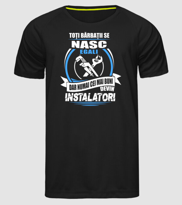 Toți bărbații se nasc egali instalatori model negru pe tricou