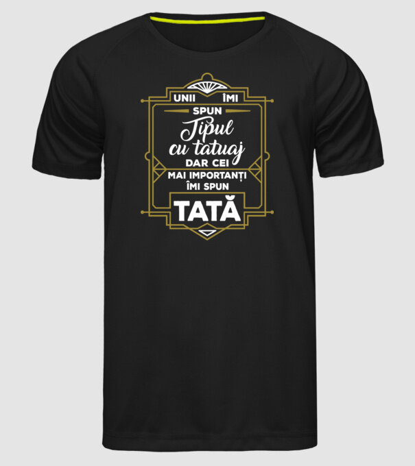 Unii îmi spun tipul cu tatuaj, dar cei mai importanți îmi spun tată model negru pe tricou