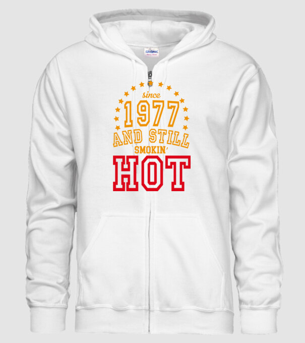 'Since and still smokin'' hot - 1977' model alb pe tricou