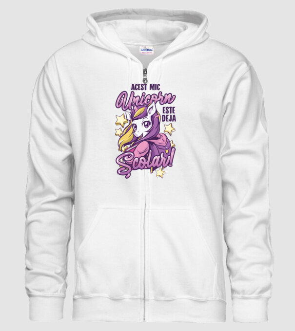 Acest mic unicorn este deja școlar model alb pe tricou