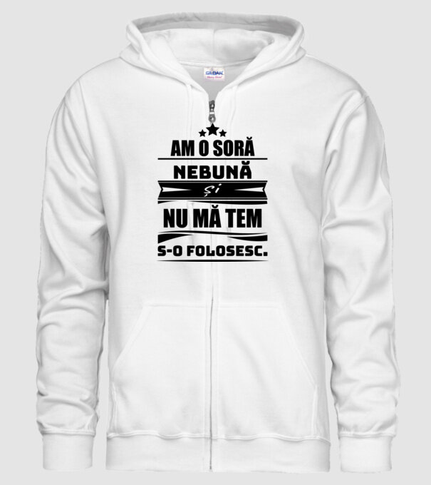 Am o soră nebună și nu mă tem s-o folosesc. model alb pe tricou